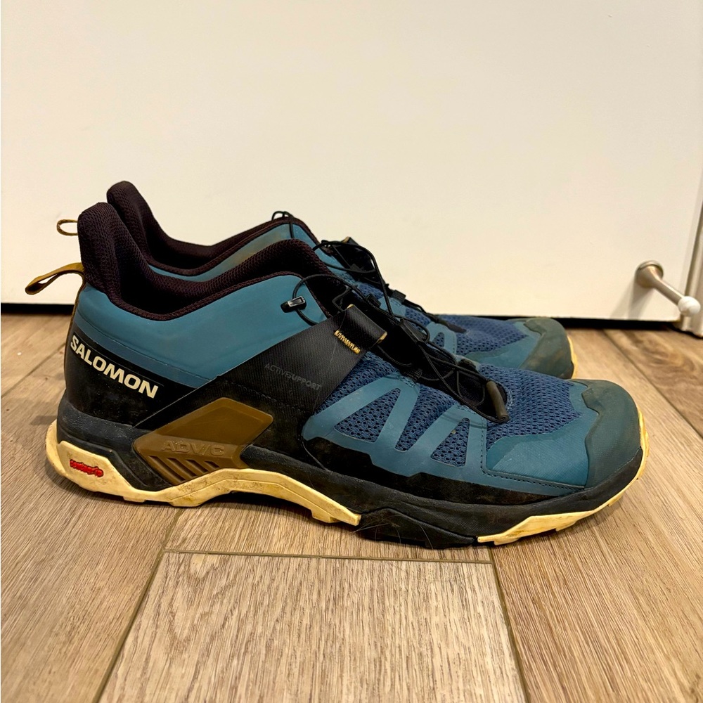 Solomon men’s hiking shoe